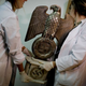 Miembros de la Policía Federal de Argentina trasladan la estatua de un águila. Foto: AP Photo / Natacha Pisarenko